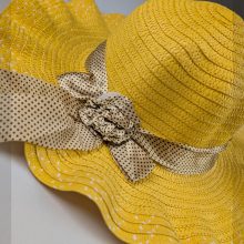کلاه ساحلی زرد با روبان خال‌خالی